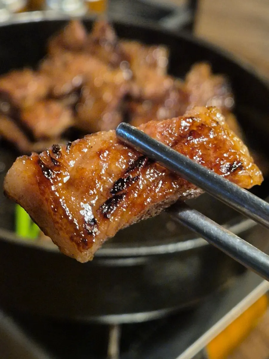 Grill pan and side vegetables at Raviok Yeoksam Main Branch