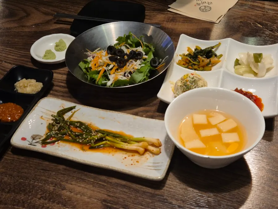 View of the dining hall seating at Raviok Yeoksam Main Branch