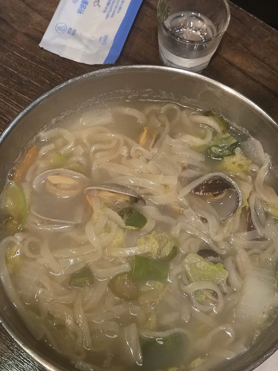 Kalguksu noodle soup with clams