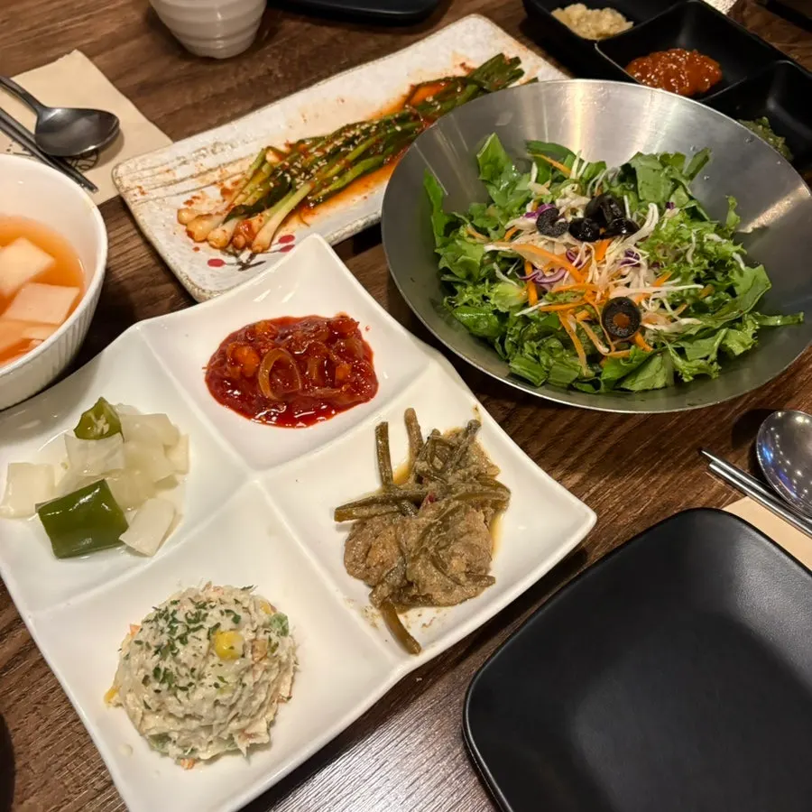 Neatly arranged basic side dishes at Raviok
