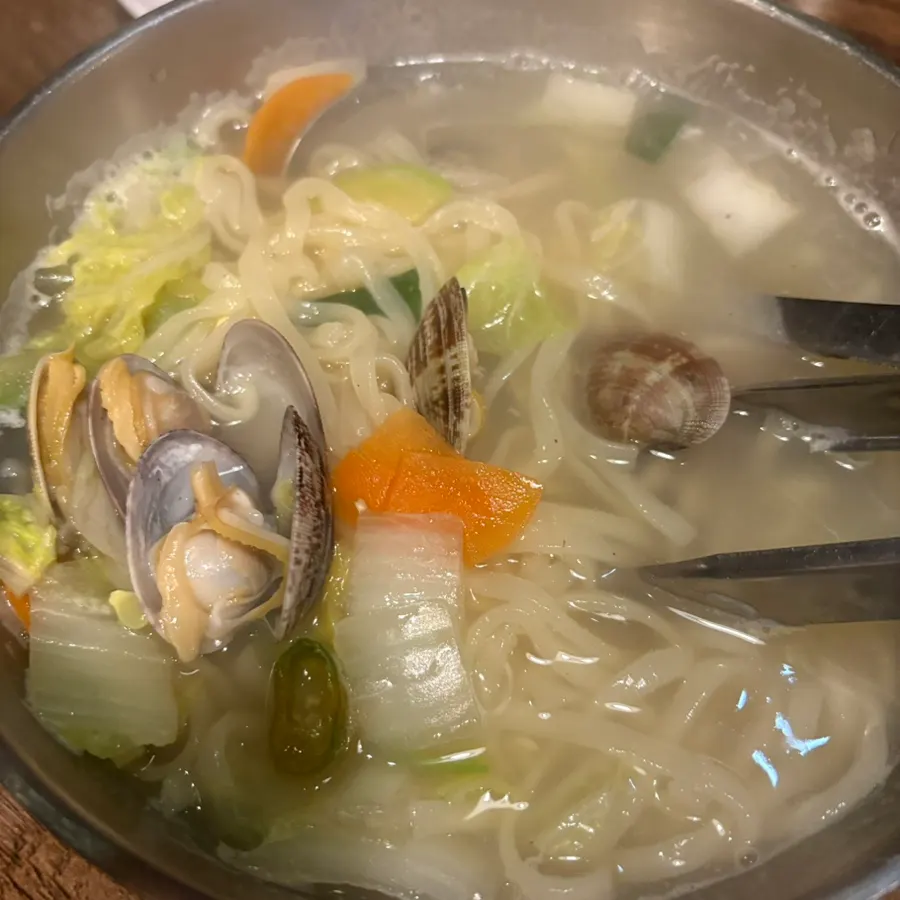Jebudo clam kalguksu made with galbi broth