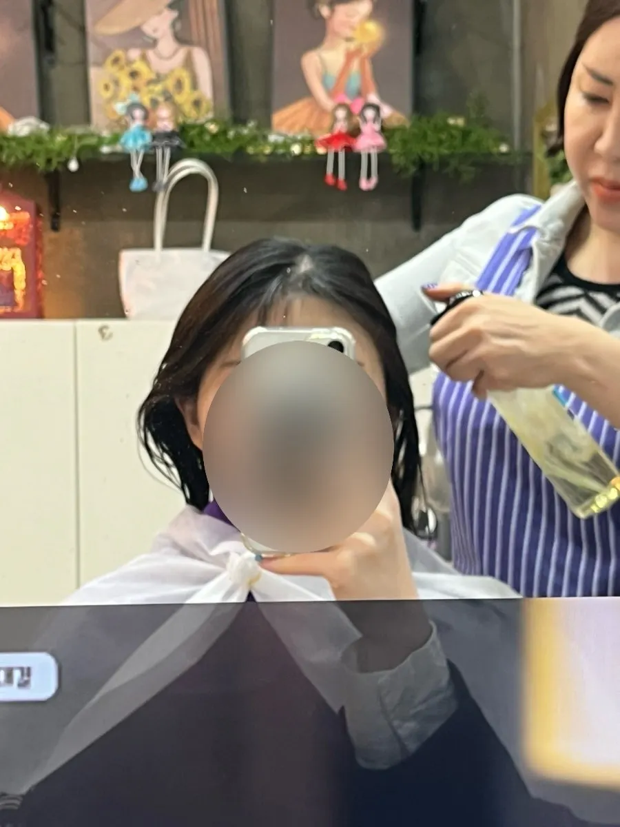 시술 전 검정에 가까운 자연갈색 긴 머리