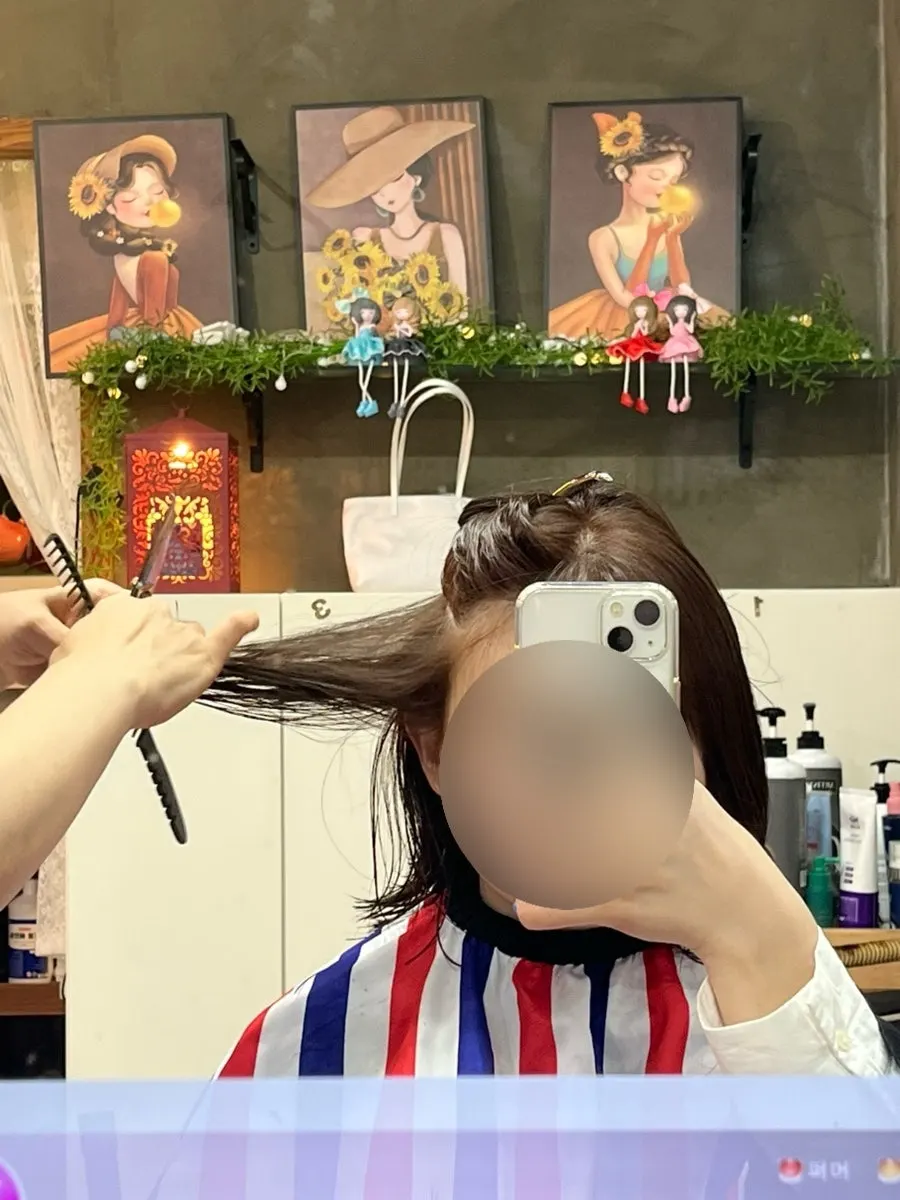 커트 진행 중인 단발 스타일