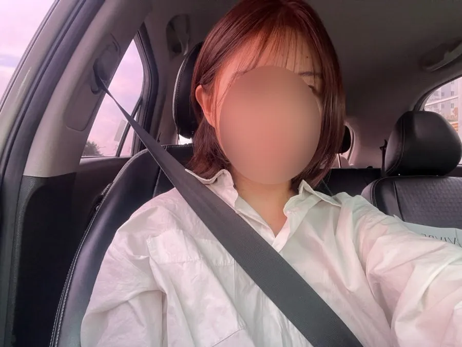 집에서 찍은 브라운 단발 머리