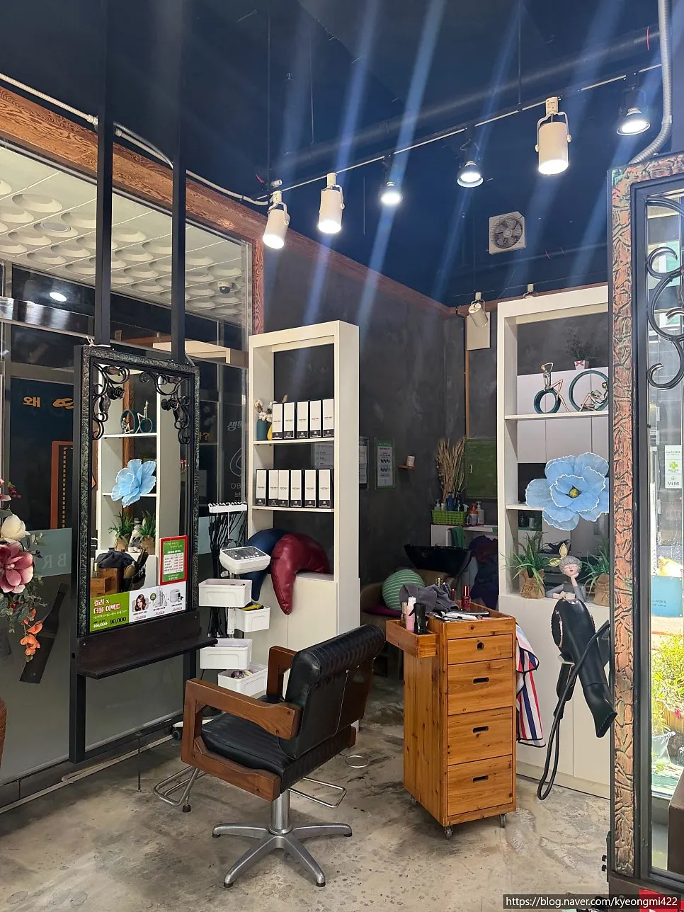 Interior view of the one-person salon
