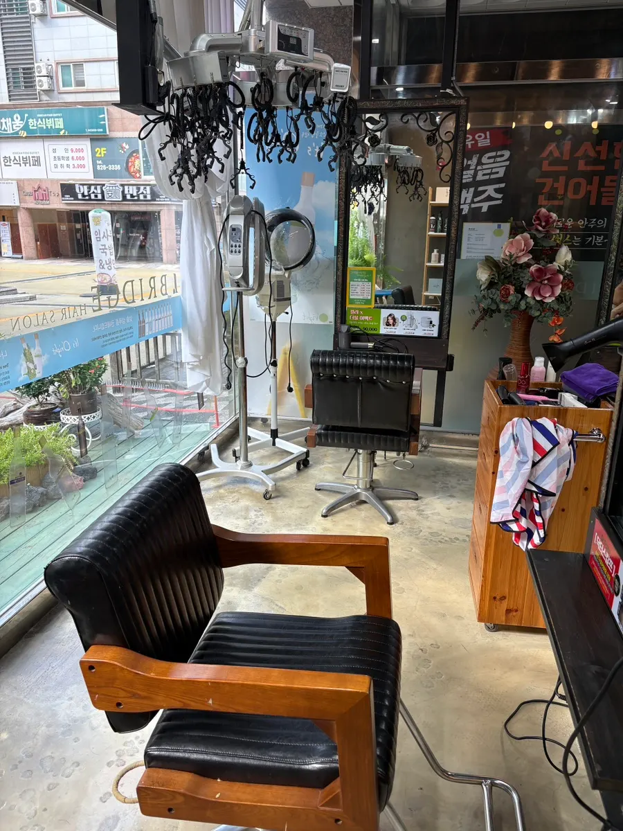 Treatment space at La Bridge Doan, a one-person hair salon