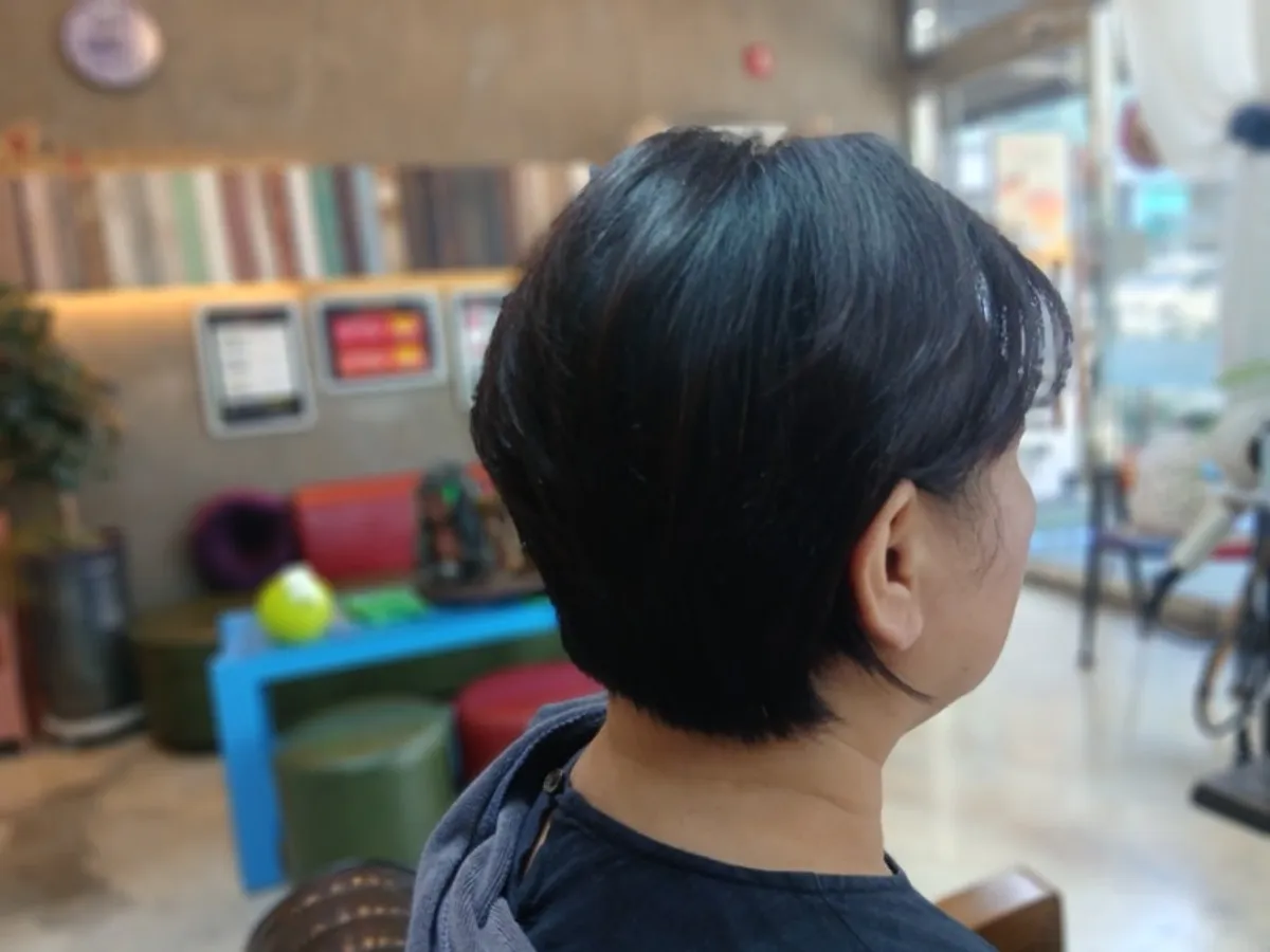 완성된 여성 보브컷 옆모습 실루엣