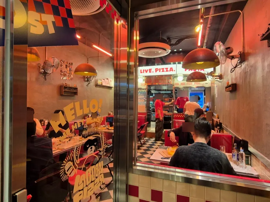 Half-and-half pizza and Toowoomba pasta spread at Raccoon Pizza Mapo Station branch