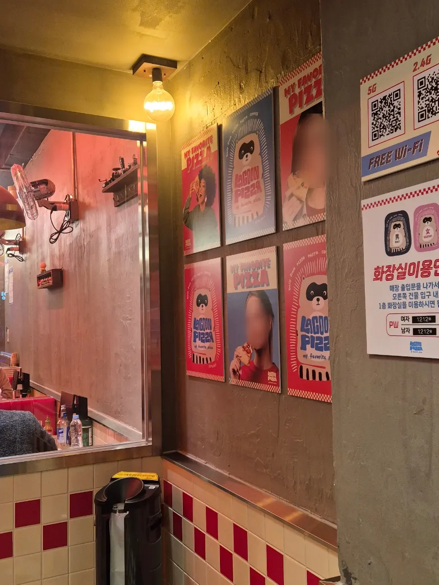 Store information signage at Raccoon Pizza Mapo Station branch