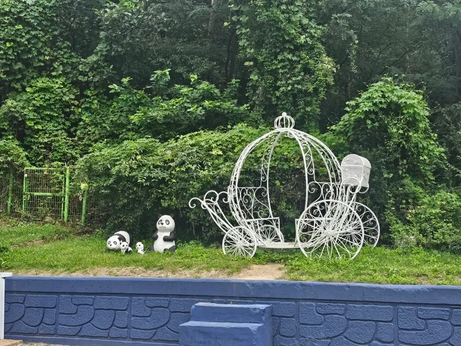 라꾸에스타 건물 앞 주차 공간
