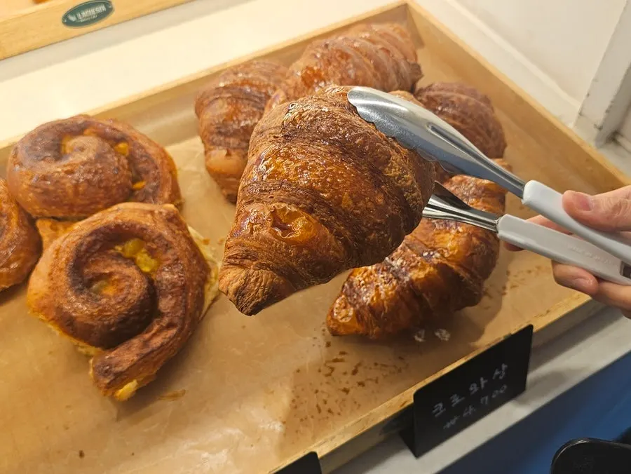 식빵과 소금빵이 놓인 베이커리 진열