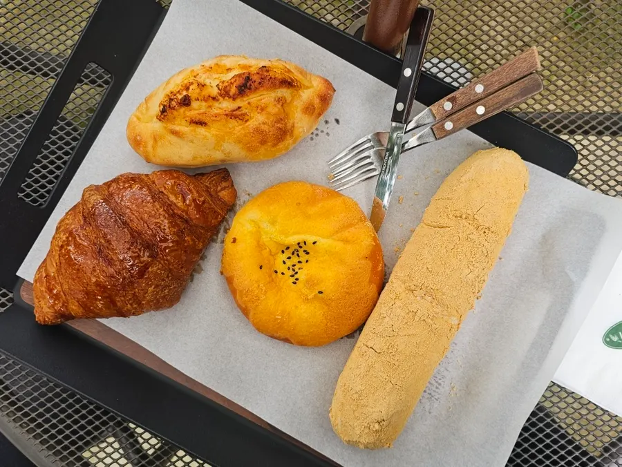 포장한 크로와상과 카페 테이블