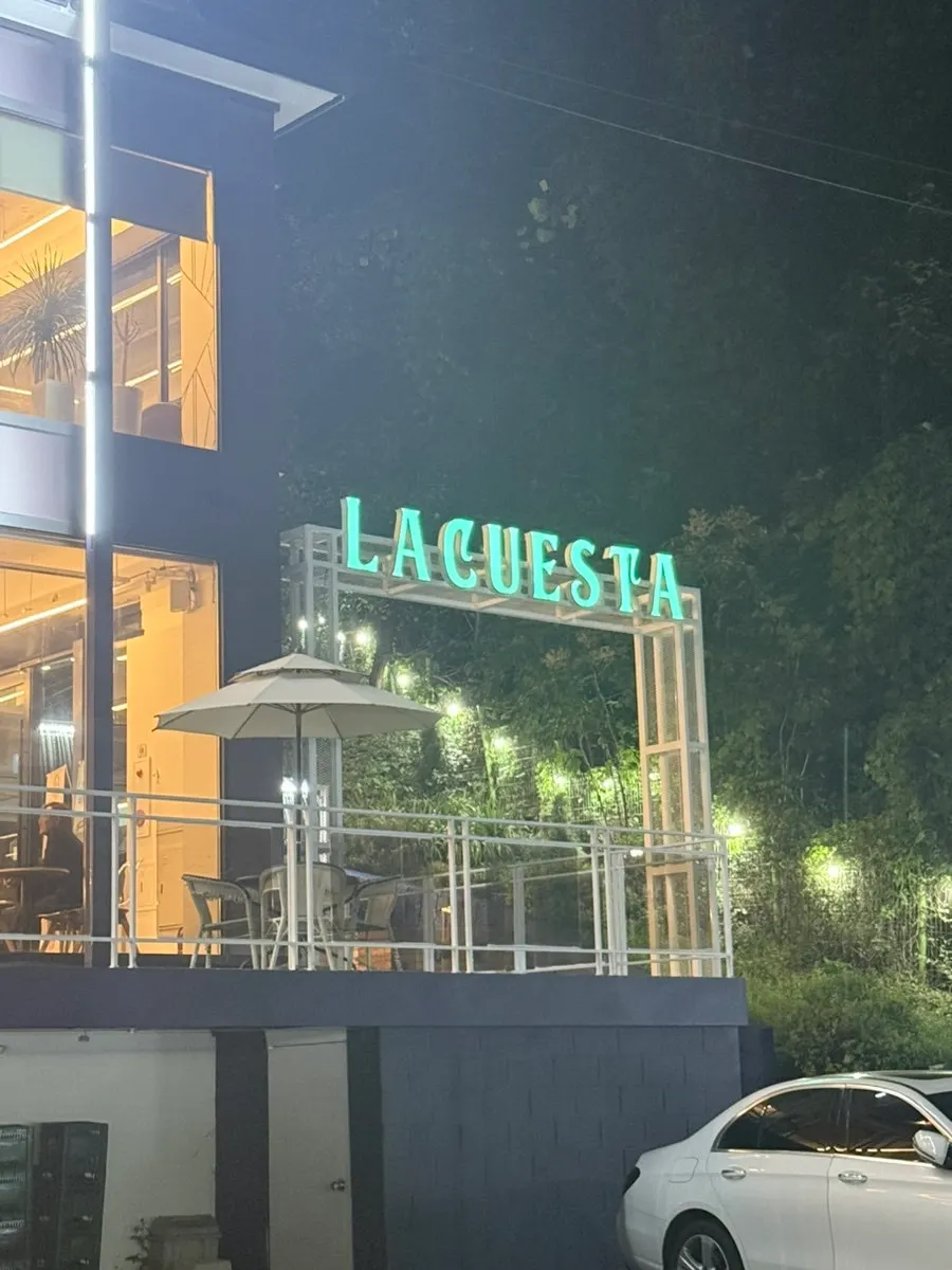 La Cuesta's entrance view opened up by floor-to-ceiling glass