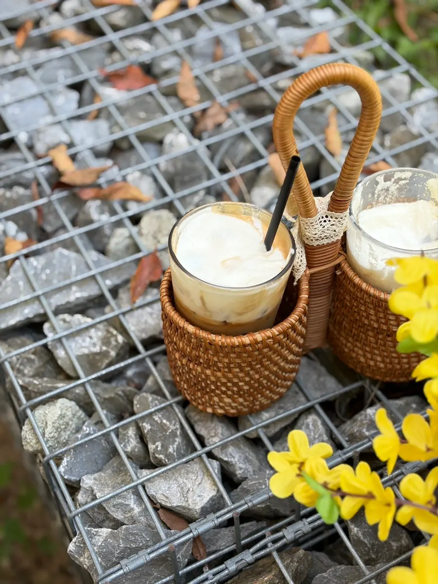 Table with the cream La Cuesta latte and bread
