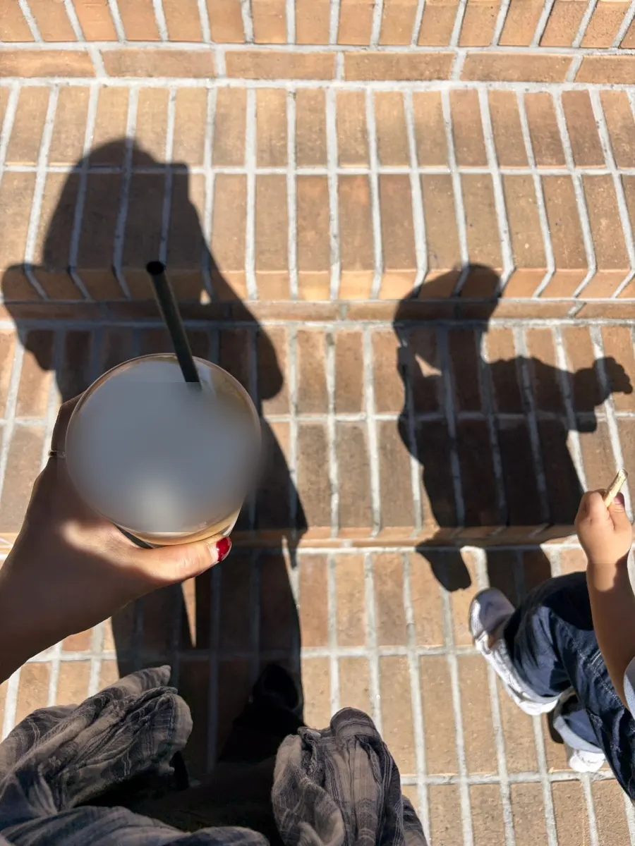 Outdoor café space with family visitors