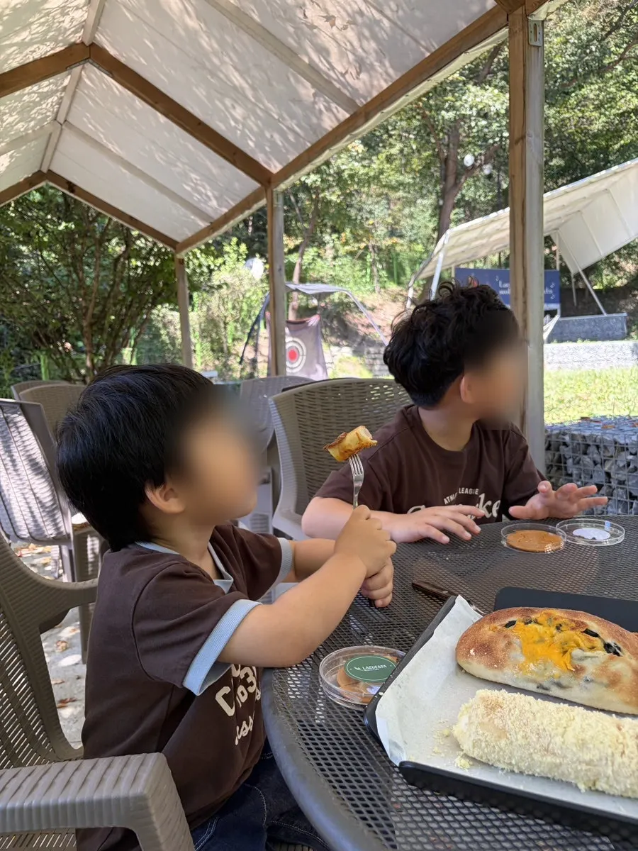 Picnic-style outdoor photo spot
