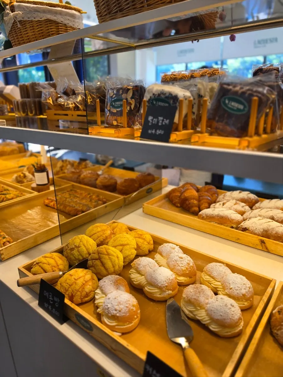 Bread on display at a large Gonjiam café