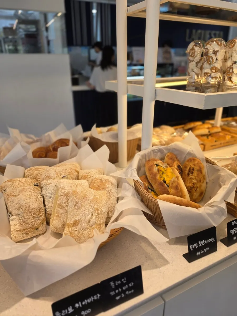 Bread display at La Cuesta café in Gonjiam