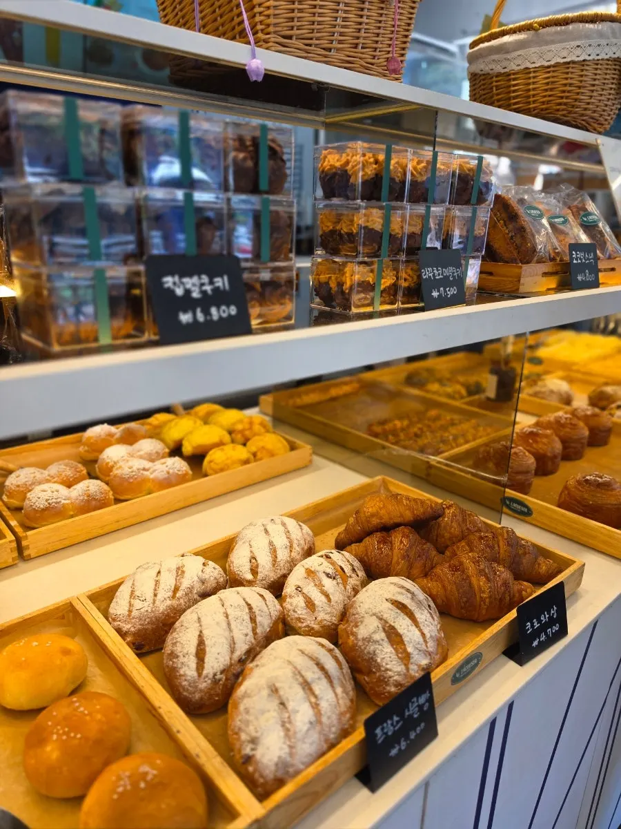 Types of bread on the La Cuesta display case