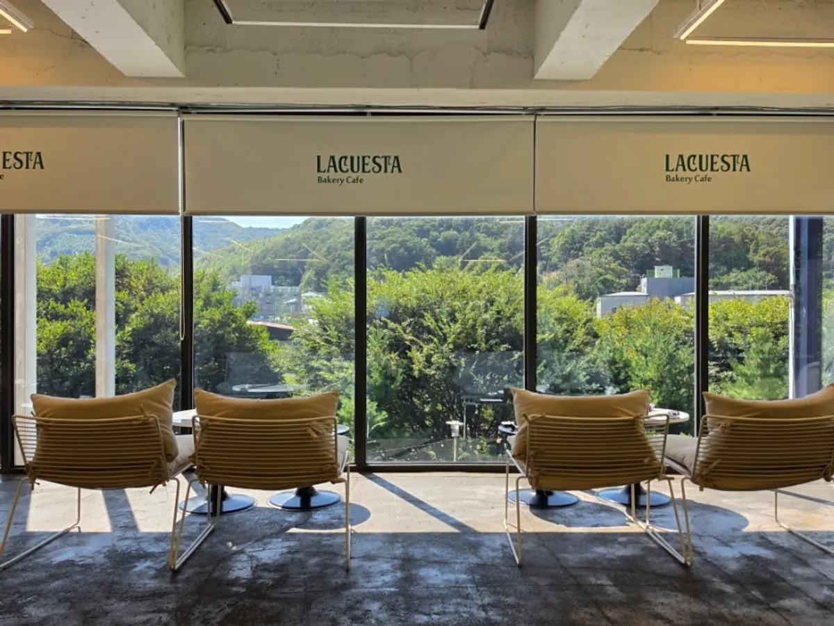 Second-floor tables and chairs arranged to face the windows