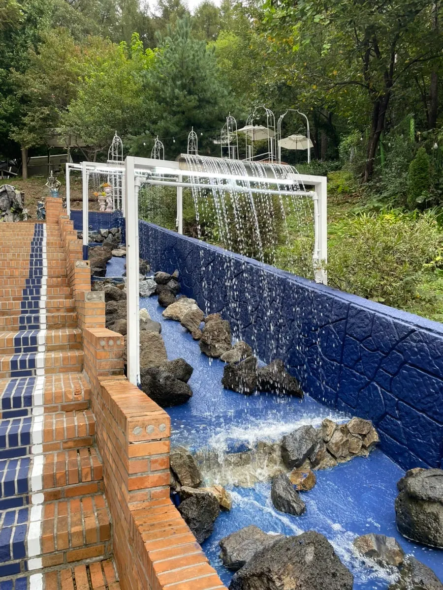 View of La Cuesta café along Gyeongchung-daero in Gonjiam