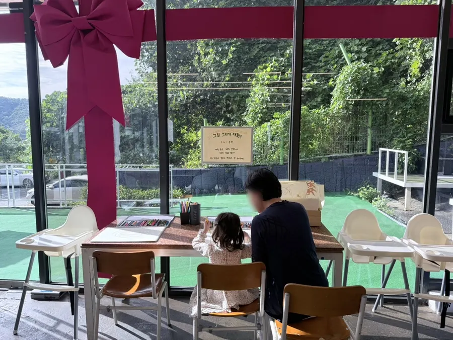 Kids' drawing corner on the first floor of La Cuesta