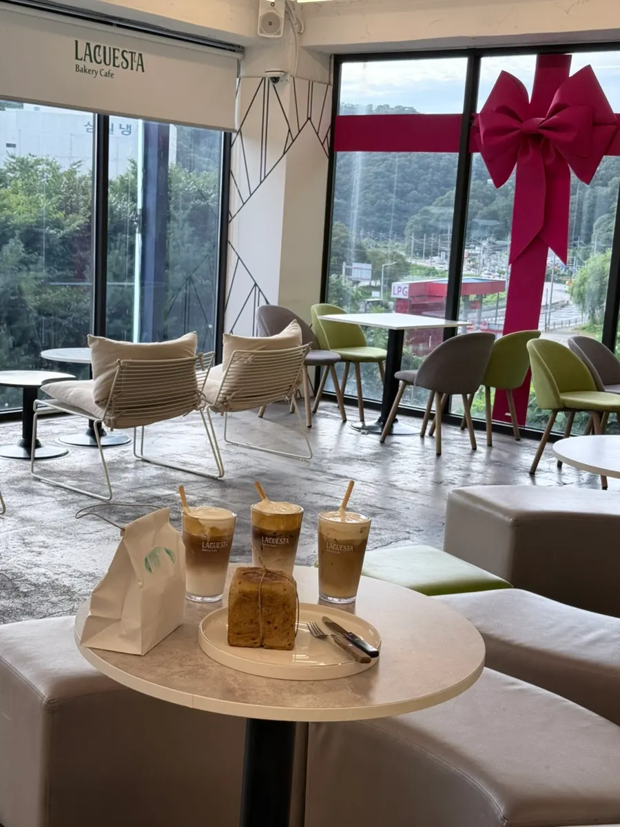 Table with our order of La Cuesta latte and mejubread