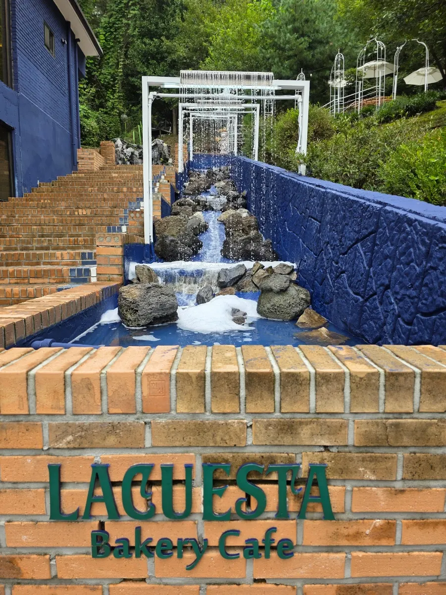 매장 입구로 가는 길의 인공 폭포