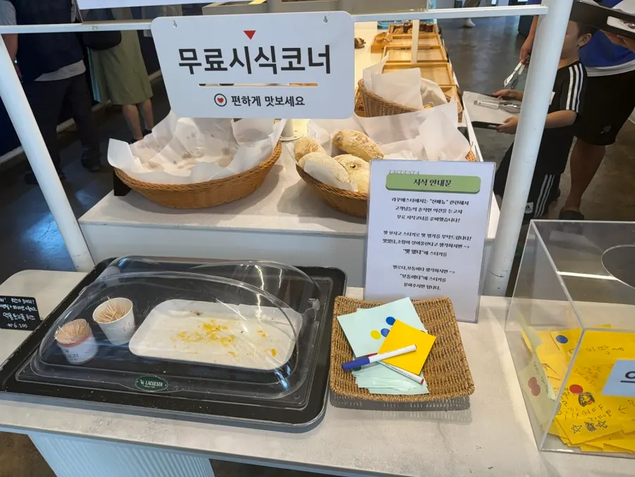 무화과 깜빠뉴와 밤식빵 등 식사빵 진열