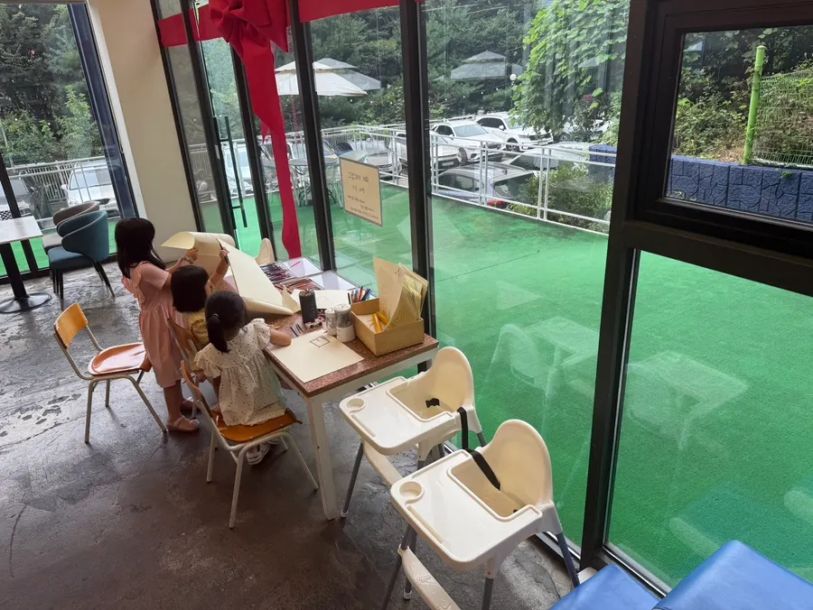 쿠키만들기 세트와 그림그리기 공간
