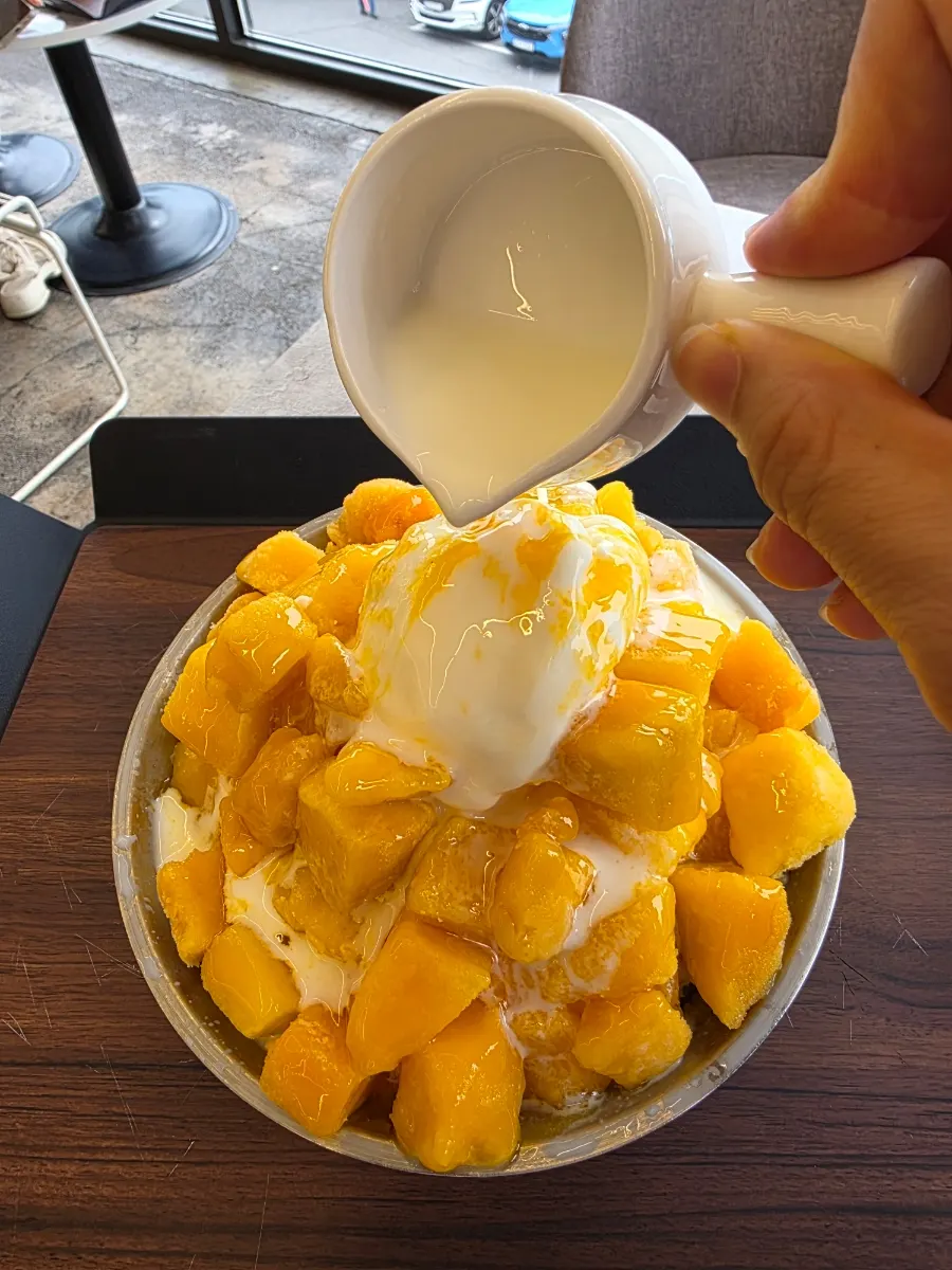 아이스크림 올린 눈꽃 망고빙수