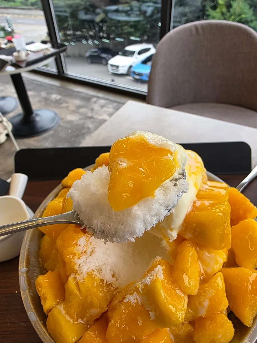 따로 나온 연유를 뿌린 망고빙수