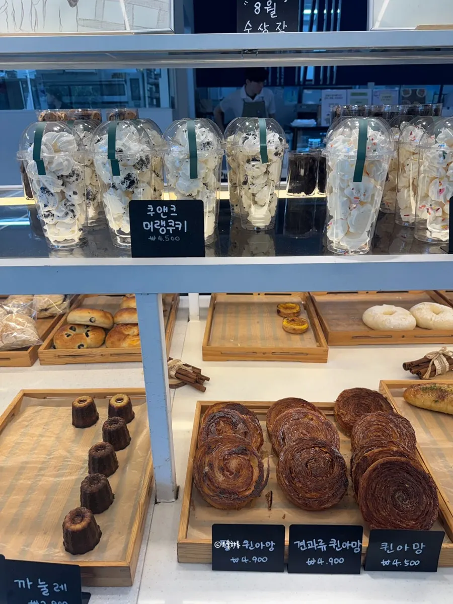 Kkuinamang and garlic baguette on display
