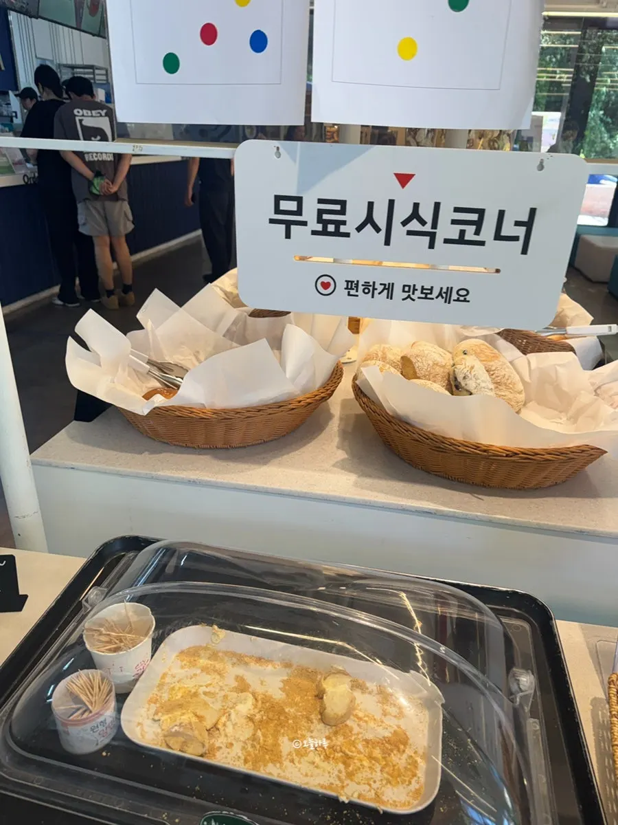 La Cuesta's free tasting corner