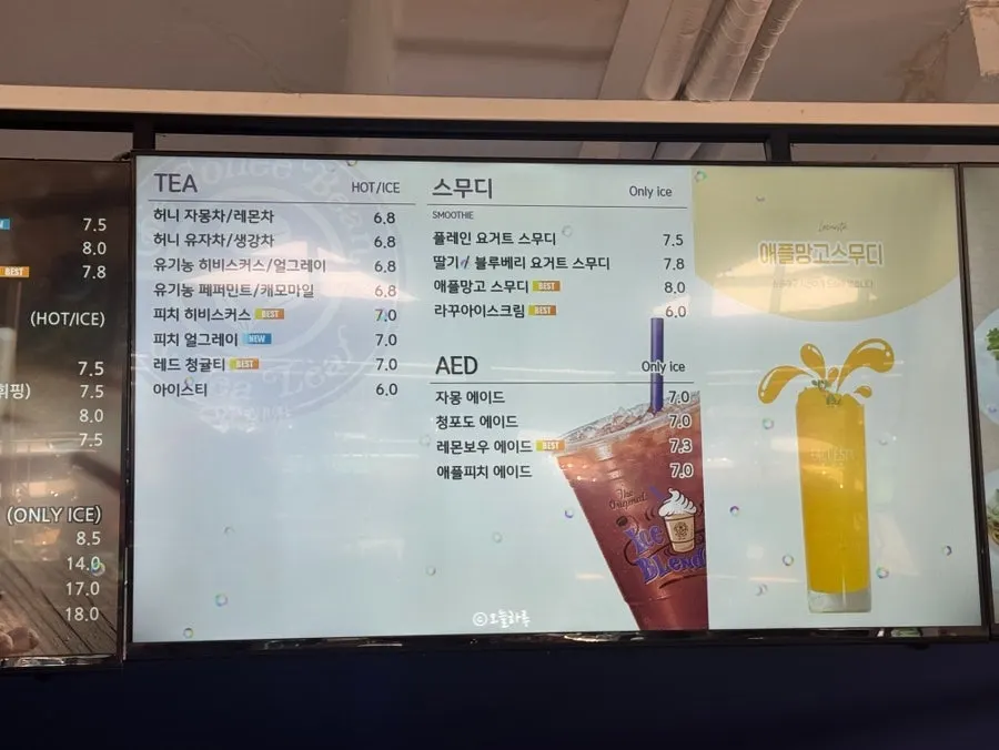 La Cuesta menu board listing tea, smoothies, and ades