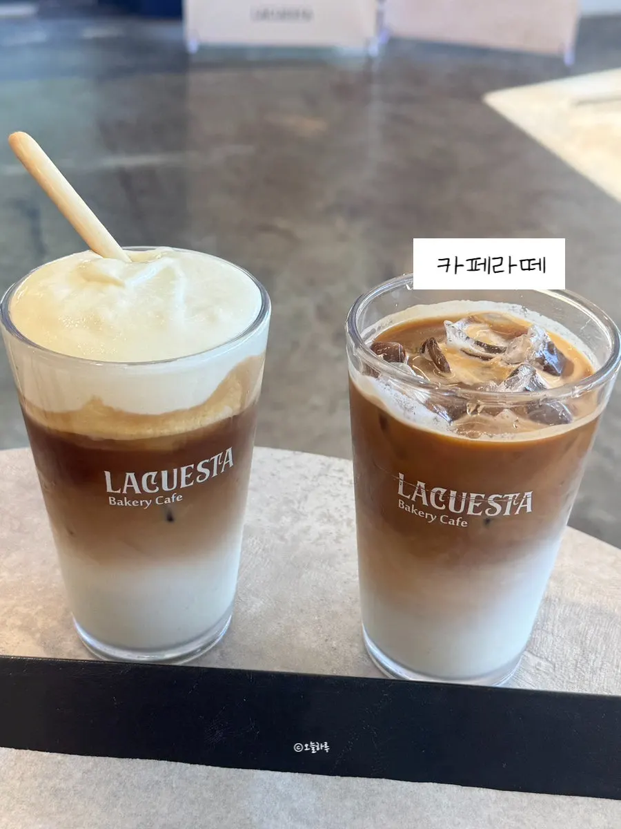 La Cuesta café latte with the ordered breads