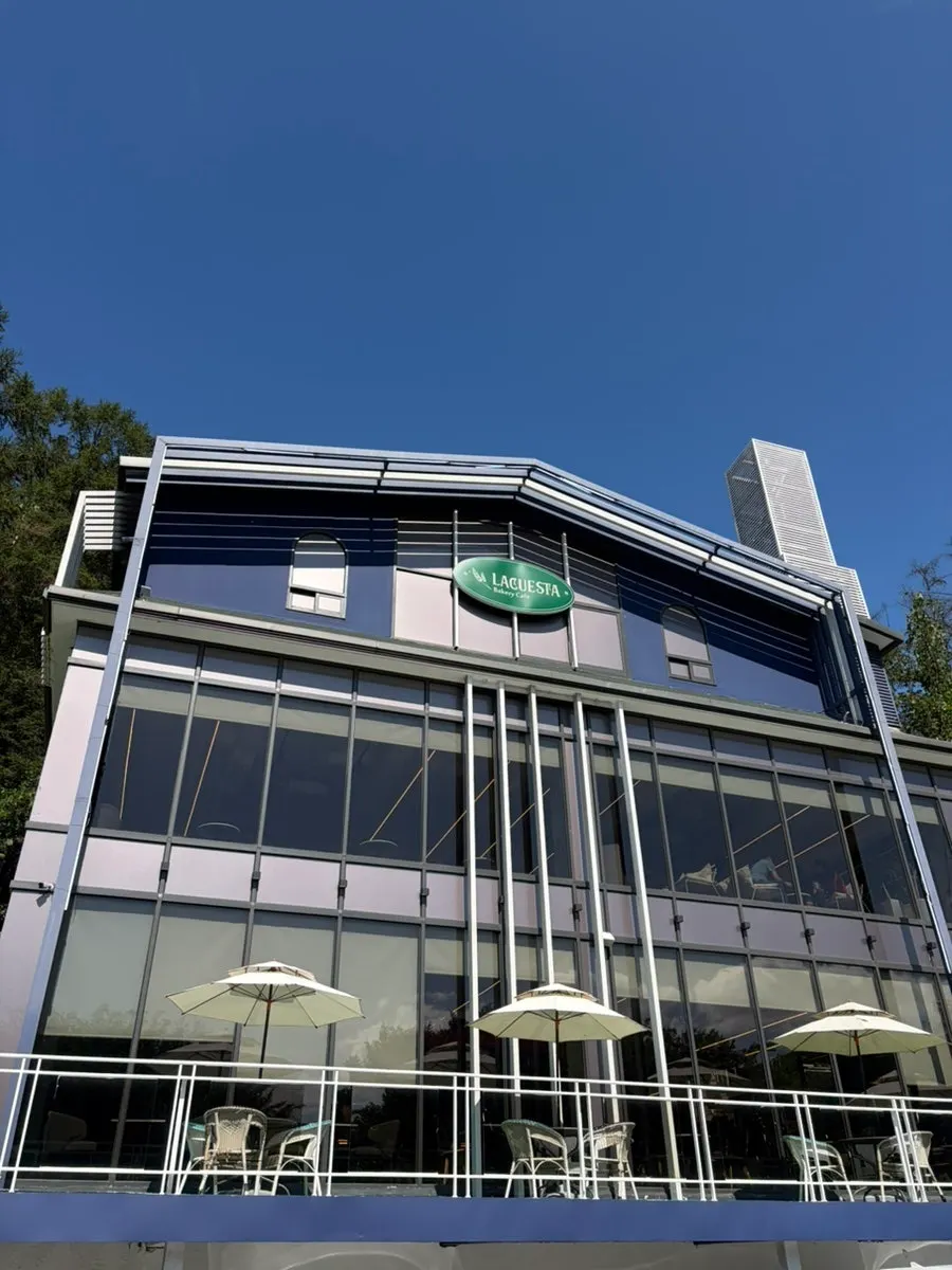Exterior of La Cuesta Gwangju, a large café in Gonjiam