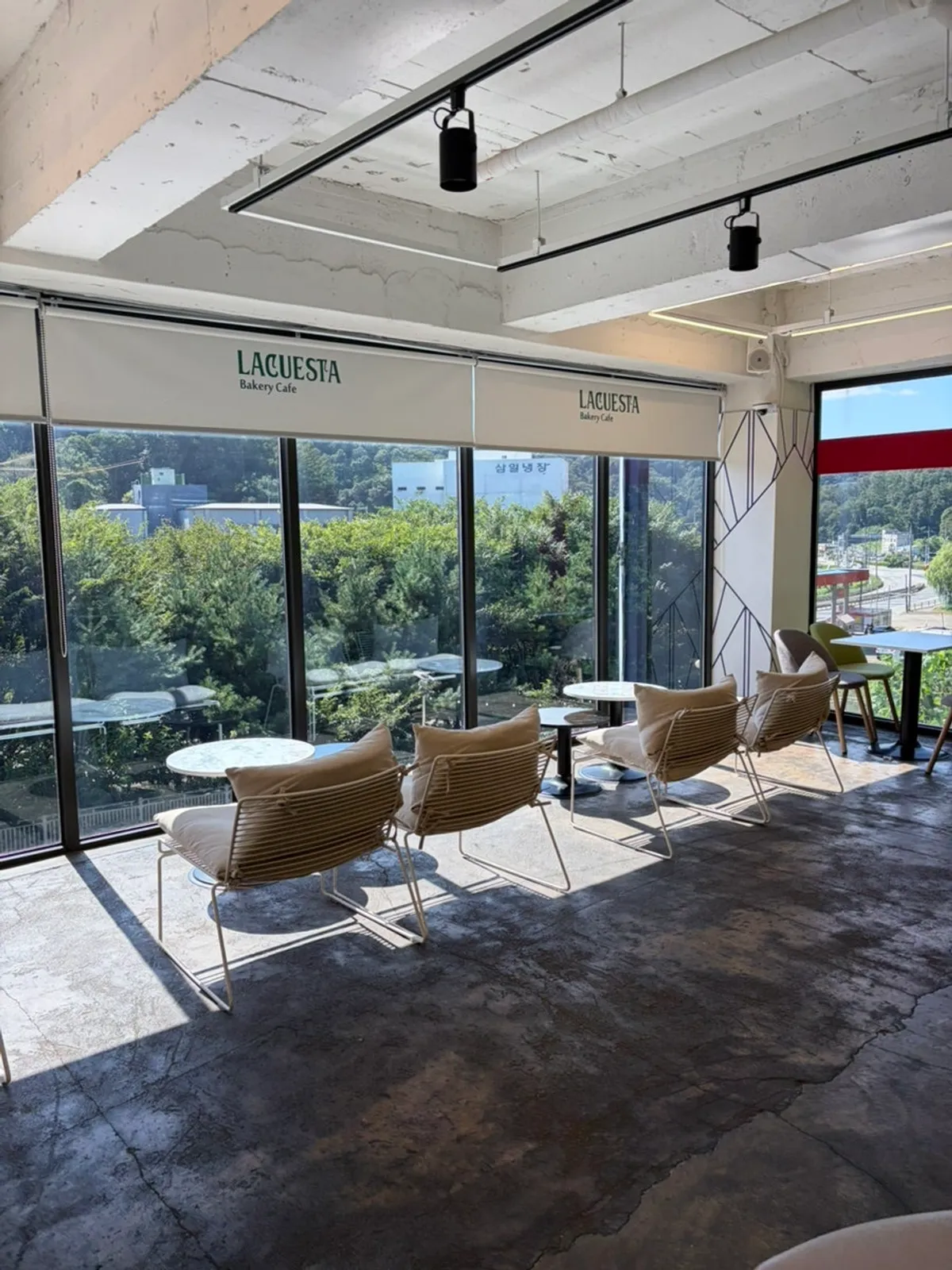 Spacious café seating at La Cuesta Gwangju