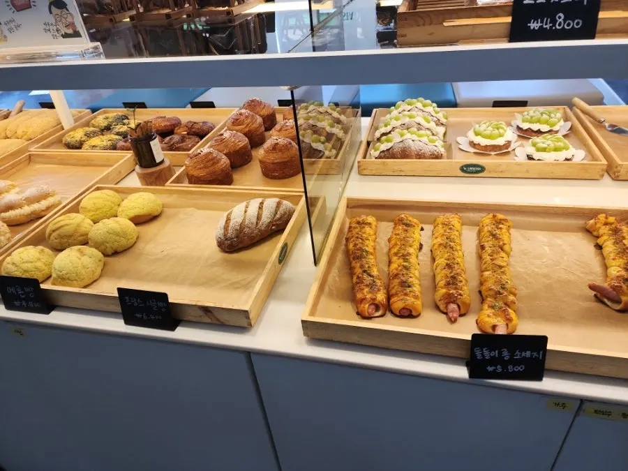 Café space with a book display zone