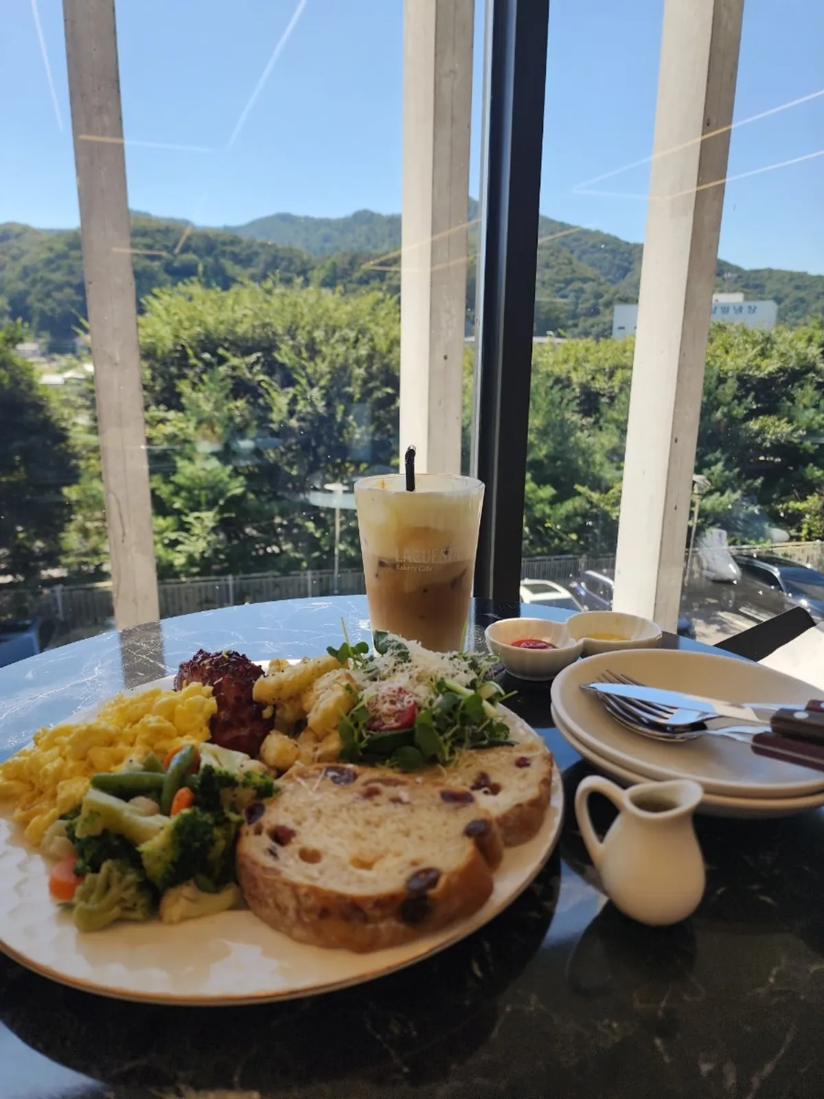 La Cuesta Platter with grain bread and scrambled eggs