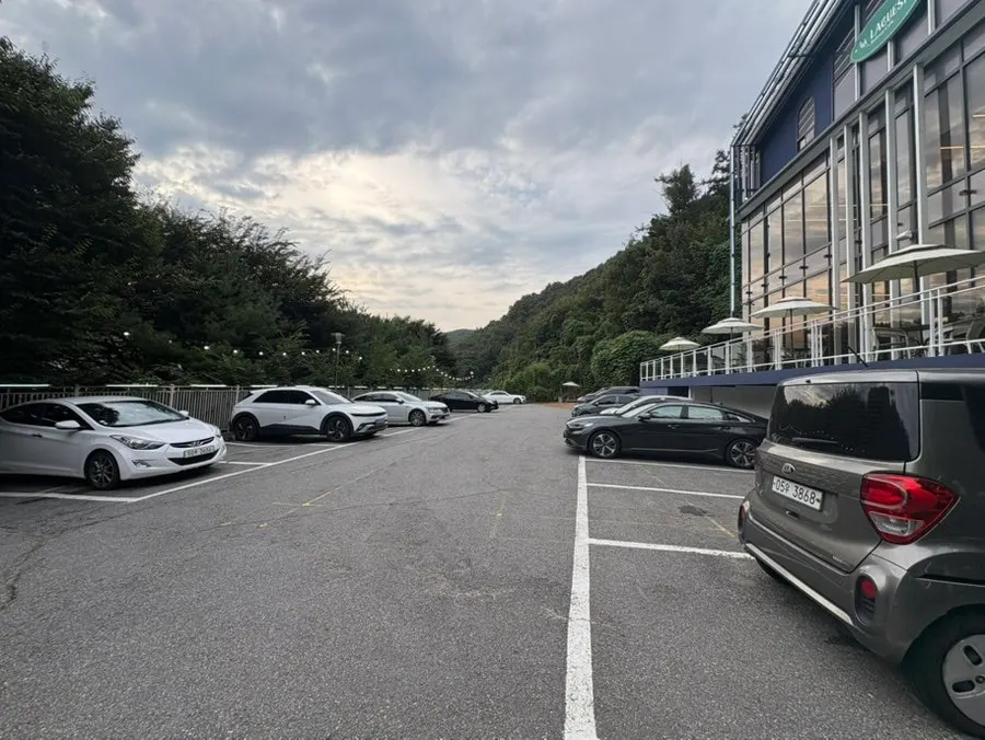 매장 앞 전용 주차장이 보이는 라꾸에스타 전경