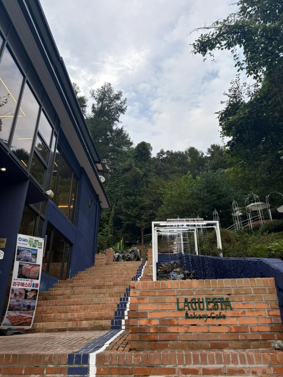 층고 높은 라꾸에스타 카페 건물 세로 컷