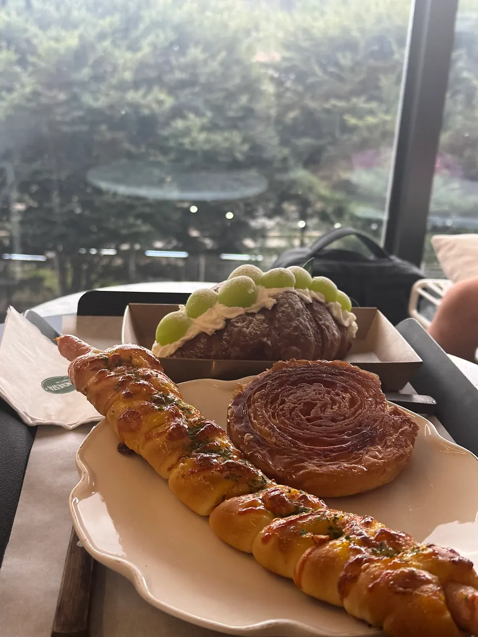 돌돌이 롱소세지·딸기 퀸아망·생과일 크로아상 한 상