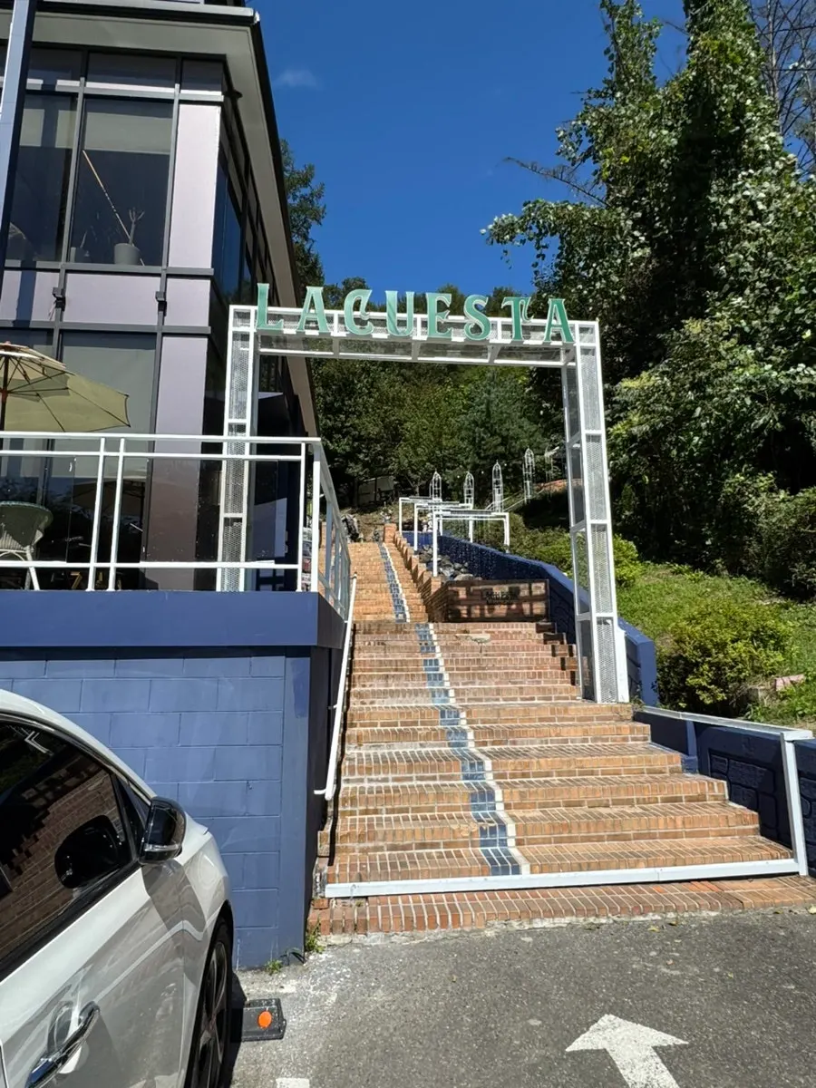 Entrance view of the La Cuesta café on Gyeongchung-daero