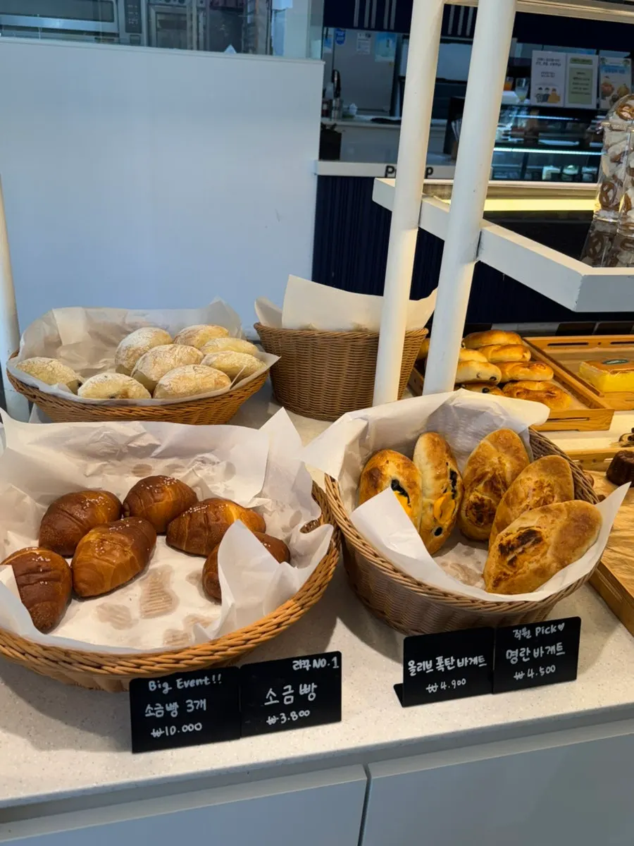 Bread on display at the La Cuesta bakery counter
