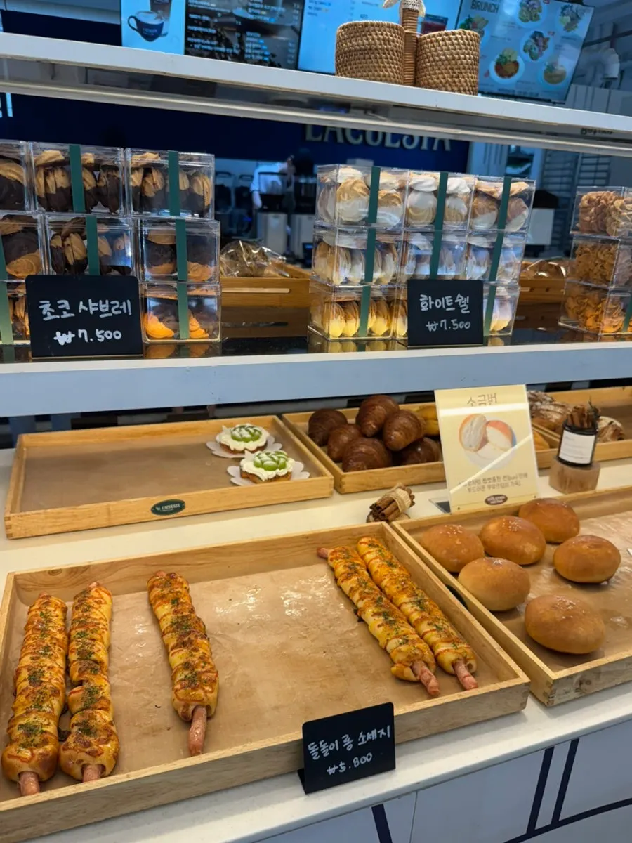 Display of La Cuesta's signature meju bread