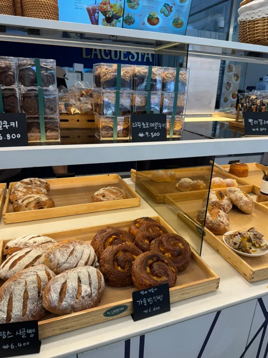 La Cuesta bakery cake showcase