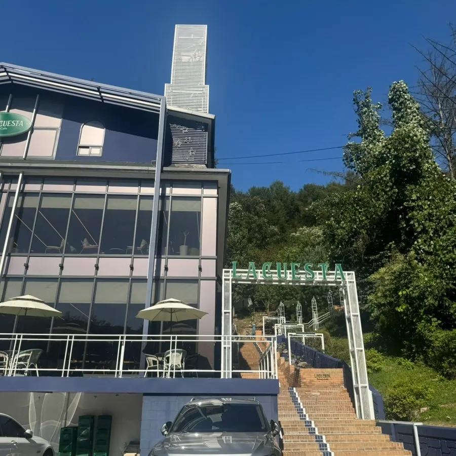 경충대로변 라꾸에스타 진입 입구
