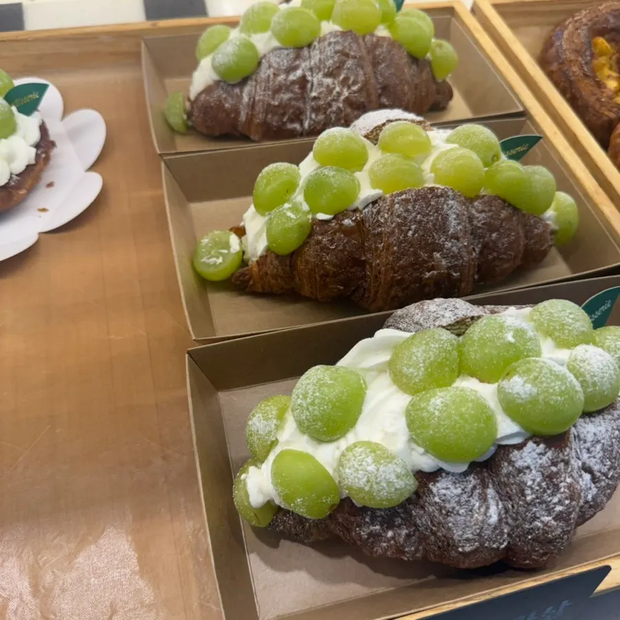 진열된 여러 종류의 빵