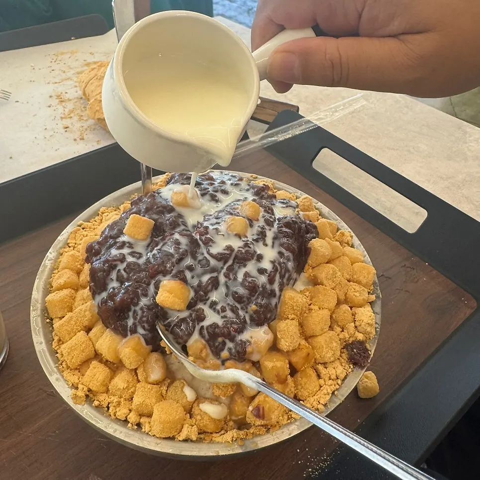 우유를 부어 섞은 눈꽃 팥빙수